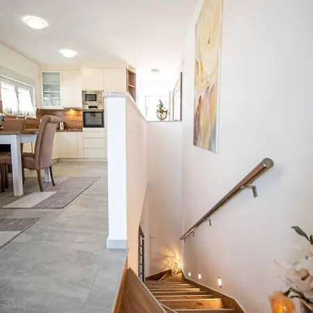 アパート Luxury With Swimming Pool Ana トロギール