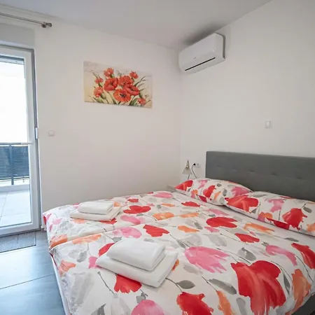 Luxury With Swimming Pool Ana شقة تروغير