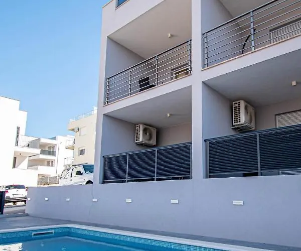 Luxury With Swimming Pool Ana Трогир